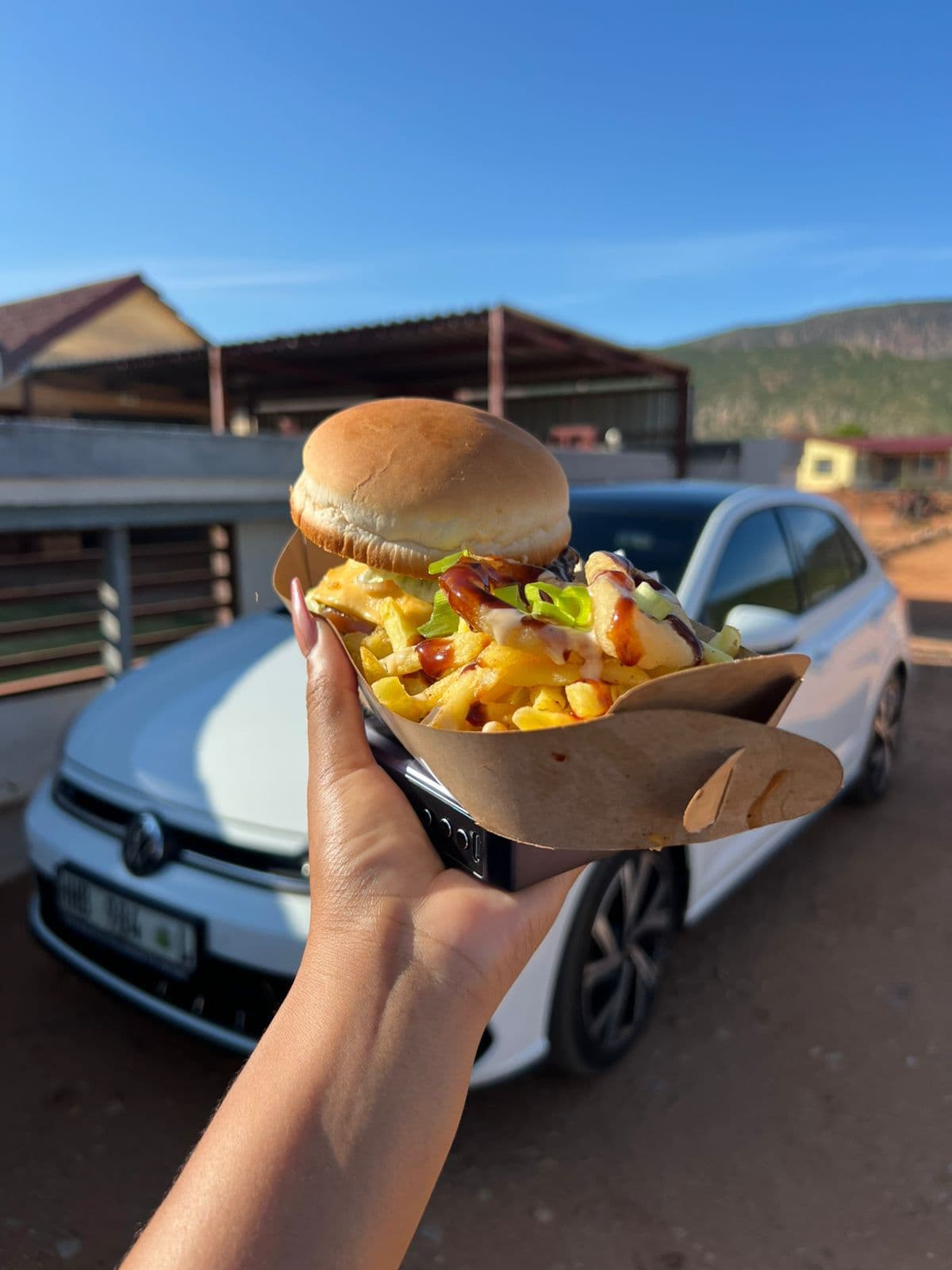 RAK'ENG burger meal outdoor lifestyle shot
